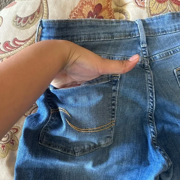 Women’s size 14 Signature By Levi Strauss & Co Modern Skinny Denim Jean Shorts - Picture 8 of 9